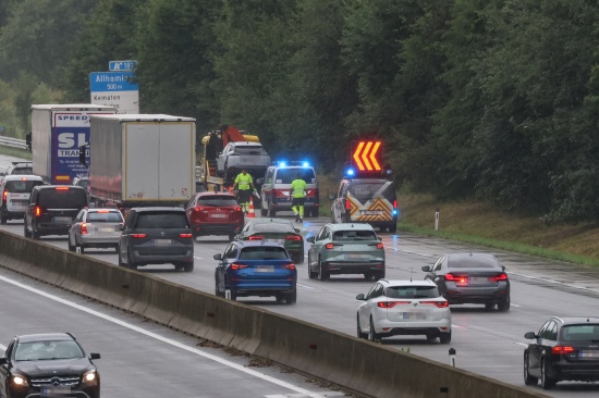 Einsatzkrfte zu schwerem Verkehrsunfall auf Westautobahn bei Allhaming alarmiert