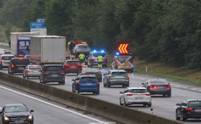 Einsatzkrfte zu schwerem Verkehrsunfall auf Westautobahn bei Allhaming alarmiert