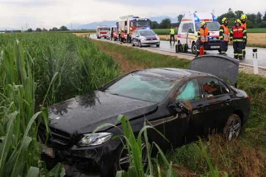 Drei teils Schwerverletzte bei Autoberschlag auf regennasser Strae in Fischlham