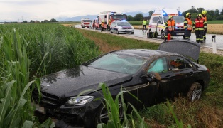 Drei teils Schwerverletzte bei Autoberschlag auf regennasser Strae in Fischlham
