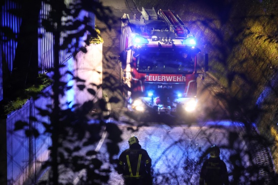 Drei Feuerwehren alarmiert: Nchtlicher Brand bei Abfallverwertungsunternehmen in Wels-Schafwiesen