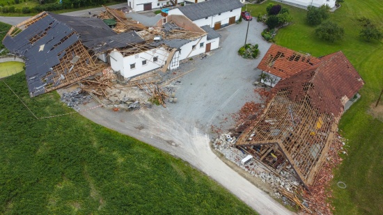 Tornado in Taufkirchen an der Pram: Gewitter mit Windhose hinterlsst Schneise der Verwstung