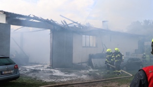 Vollbrand: Fnf Feuerwehren bei Brand einer als Autowerkstatt genutzten Halle in Pupping im Einsatz