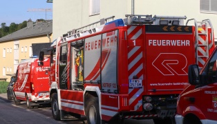 Einsatzkrfte zu gemeldetem Deckeneinsturz in einem Mehrparteienwohnhaus in Laakirchen alarmiert