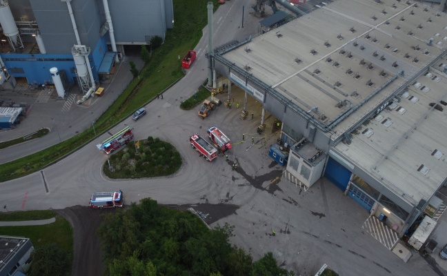 Brand bei Entsorgungsunternehmen in Wels-Schafwiesen sorgt abermals fr Einsatz dreier Feuerwehren