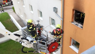 Kinderzimmer in Vollbrand: Grerer Einsatz bei Brand in einer Wohnanlage in Vcklabruck