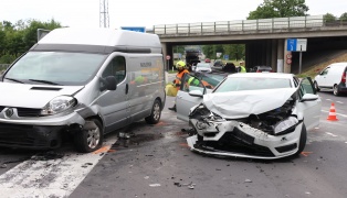 Kreuzungscrash zwischen PKW und Kleintransporter bei Autobahnauffahrt in Weikirchen an der Traun