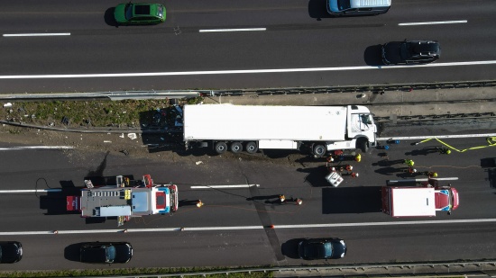 LKW-Sattelzug auf Innkreisautobahn in Pichl bei Wels umgestrzt