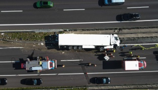 LKW-Sattelzug auf Innkreisautobahn in Pichl bei Wels umgestrzt