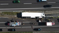LKW-Sattelzug auf Innkreisautobahn in Pichl bei Wels umgestrzt
