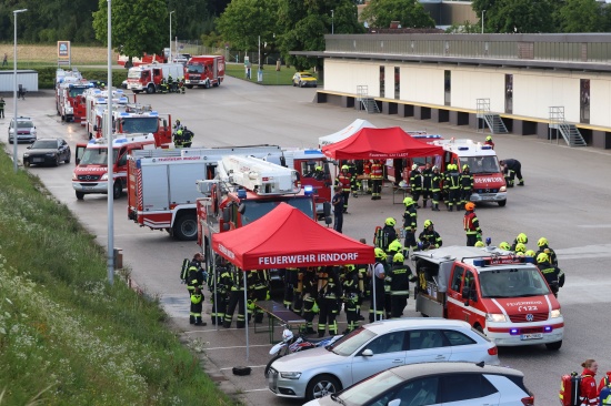 Groeinsatz nach Brand einer Lftungsanlage in einer Schokoladenfabrik in Sattledt