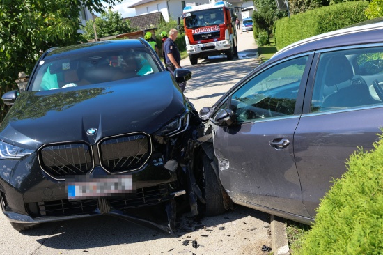 Drei Verletzte bei frontalem Fahrzeugcrash auf einer Strae in Rohr im Kremstal