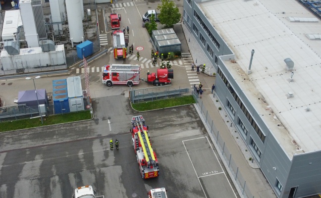 Grolfter der Feuerwehr nach Brandgeschehen bei Unternehmen in Vorchdorf im Einsatz
