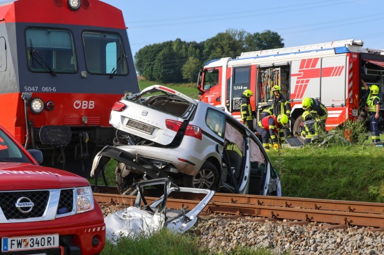 Tdlicher Unfall: Auto auf Bahnbergang in Aurolzmnster von Triebwagen der Hausruckbahn erfasst