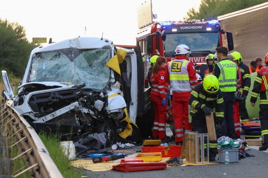 Personenrettung: Pritschenwagen auf Westautobahn bei Laakirchen in Heck eines LKW-Anhngers gekracht