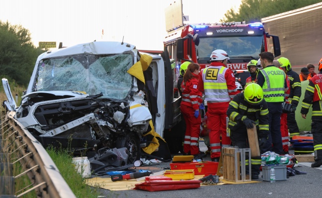 Personenrettung: Pritschenwagen auf Westautobahn bei Laakirchen in Heck eines LKW-Anhngers gekracht