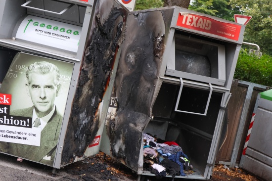Zwei Altkleidercontainer in Wels-Innenstadt bei Brand schwer beschdigt