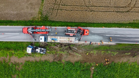 Grere Bergeaktion: LKW mit Betonfertigteilen auf Wiener Strae bei Schlatt von Strae abgekommen