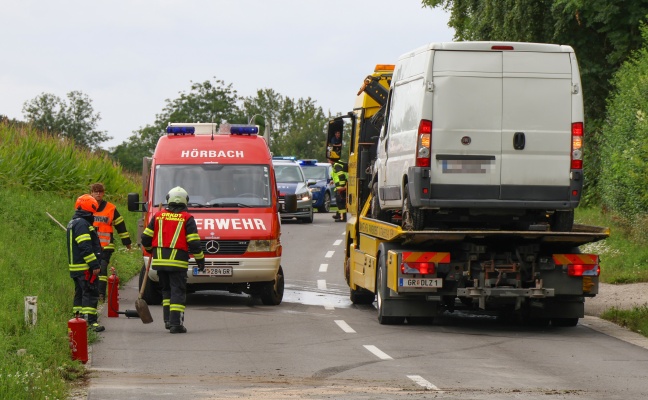 Personenrettung: Kleintransporter nach Verkehrsunfall bei Gaspoltshofen in Seitenlage