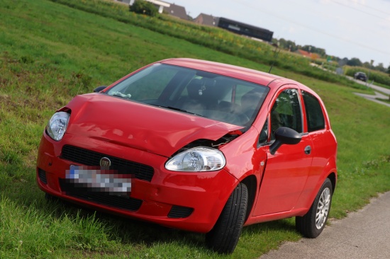 Einsatzkrfte zu Personenrettung nach schwerem Verkehrsunfall in Regau alarmiert