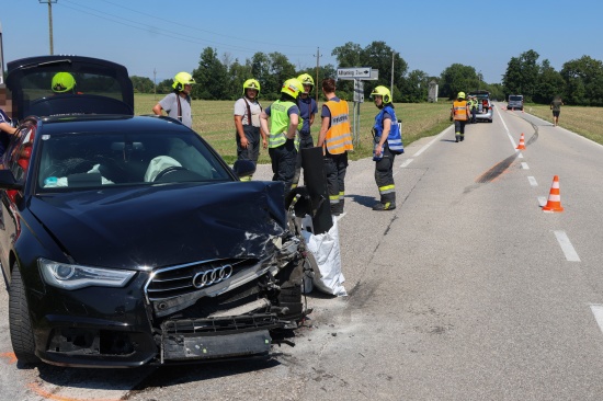 Crash zwischen Kleinbus und PKW in einem Kreuzungsbereich in Weikirchen an der Traun