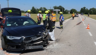 Crash zwischen Kleinbus und PKW in einem Kreuzungsbereich in Weikirchen an der Traun