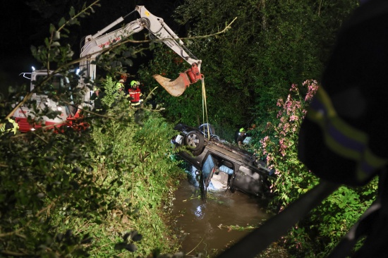 Taufkirchen an der Trattnach: Auto nach schwerem Crash mit Taxibus in den Stillbach berschlagen