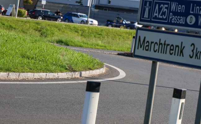 Autolenker kollidierte in Weikirchen an der Traun mit Kreisverkehr