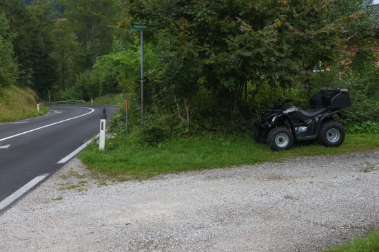 Quad bei Unfall in einem Kurvenbereich in Grnau im Almtal in Bschung gelandet