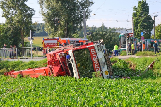 Kranfahrzeug der Feuerwehr bei Einsatz nach Straenbahnunfall in Linz-Ebelsberg umgestrzt