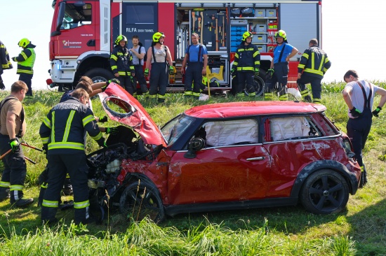 Personenrettung: Auto bei Ried im Traunkreis von Pyhrnpass Strae abgekommen und berschlagen