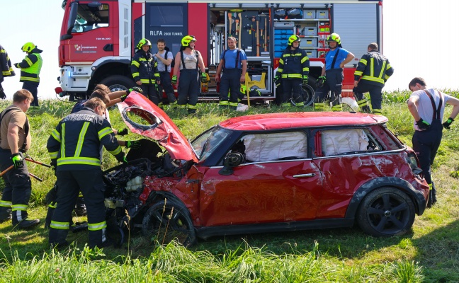 Personenrettung: Auto bei Ried im Traunkreis von Pyhrnpass Strae abgekommen und berschlagen