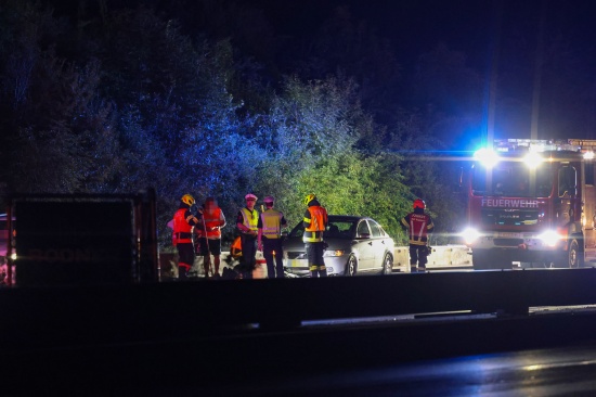 Feuerwehren bei laustritt nach Verkehrsunfall auf Welser Autobahn in Marchtrenk im Einsatz