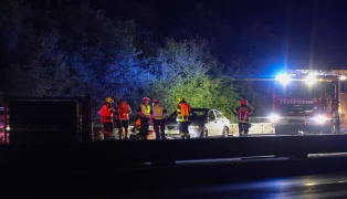 Feuerwehren bei laustritt nach Verkehrsunfall auf Welser Autobahn in Marchtrenk im Einsatz