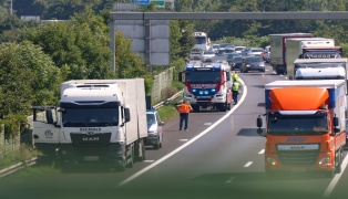 Flurbrand nach Reifenplatzer an einem LKW-Anhnger auf der Welser Autobahn bei Marchtrenk