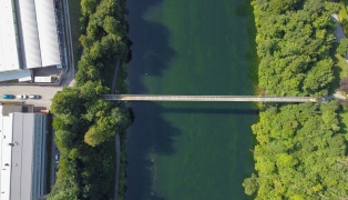 Personenrettung: Badegste und Wassersportler retten in Gmunden leblose Frau (81) aus der Traun