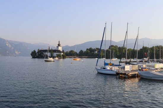 Einsatzkrfte von Feuerwehr und Wasserrettung zu Personenrettung am Traunsee in Gmunden alarmiert
