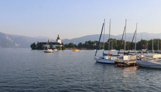 Einsatzkrfte von Feuerwehr und Wasserrettung zu Personenrettung am Traunsee in Gmunden alarmiert