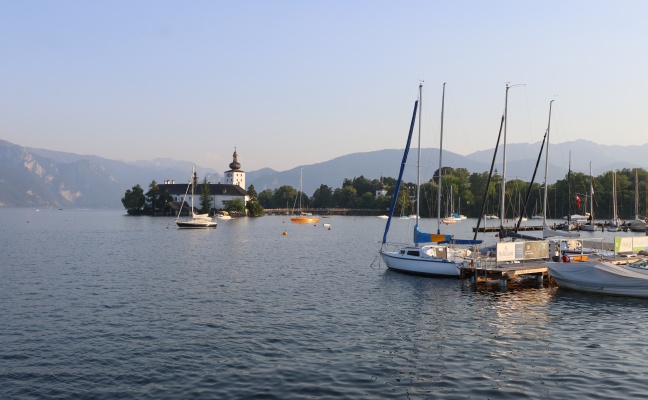 Einsatzkrfte von Feuerwehr und Wasserrettung zu Personenrettung am Traunsee in Gmunden alarmiert