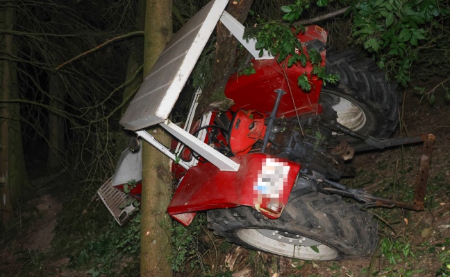 Traktor abgestrzt: Lenker schleppte sich nach schwerem Traktorunfall in Pichl bei Wels zu Bauernhof