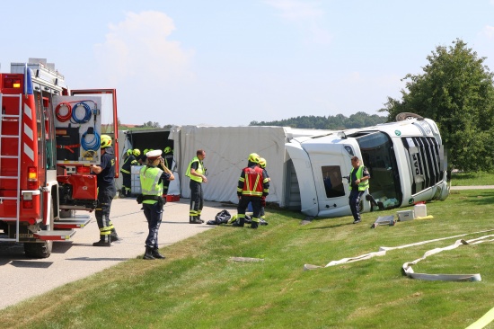 Lenker unverletzt: LKW-Sattelzug bei St. Marien von Strae abgekommen und umgestrzt