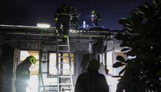 Nchtlicher Gebudebrand eines kleinen Reihenwohnhauses auf einem Vereinsgelnde in Alkoven