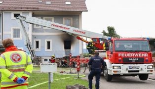 Zimmerbrand in einem Wohn- und Brogebude in Alkoven erfordert Einsatz zweier Feuerwehren