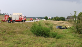Auto in Neukirchen bei Lambach von Strae abgekommen und im Bachbett gelandet