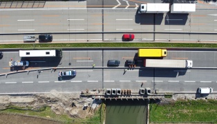 Stau nach Verkehrsunfall im Baustellenbereich der Westautobahn bei Enns