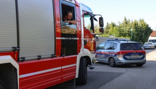 Streit um Grillerei: Feuerwehr zu Brand in einem Garten eines Hauses in Wels-Neustadt alarmiert