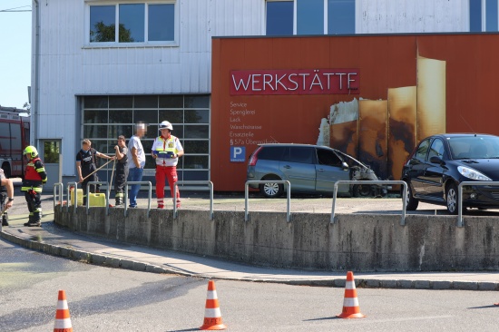 Brand eines PKW bei einer Autowerksttte in Wolfern sorgt fr Einsatz zweier Feuerwehren
