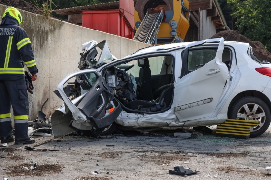 Tdlicher Verkehrsunfall: Auto in Dietach frontal gegen Mauer gekracht