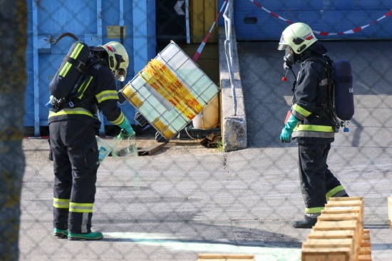 Gefahrstoffaustritt: Antimontrichlorid bei Speditionsunternehmen in Wels-Puchberg ausgetreten