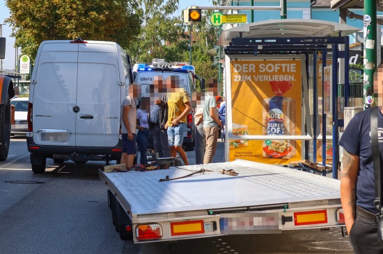 Buswartehuschen gerammt: Zwei Verletzte bei Verkehrsunfall eines Autotransporters in Wels-Neustadt